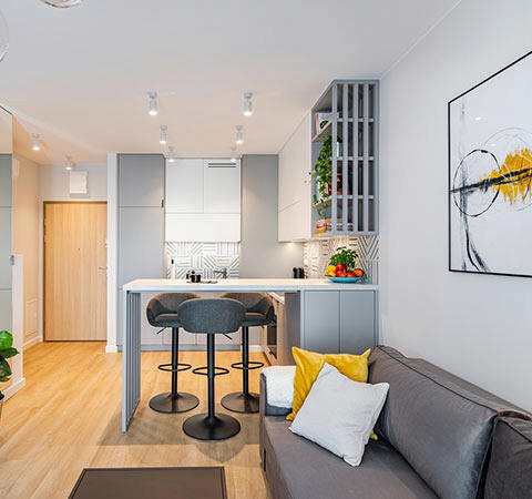 Przytulne mieszkanie z kuchnią i salonem, inspiracje aranżacyjne z Warszawy.